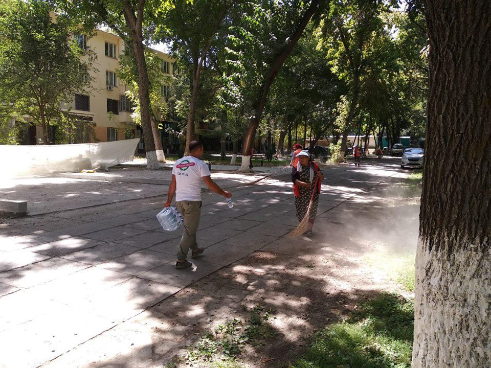 Раздача питьевой воды в день Хашара